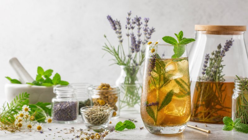 Cold brew de hierbas servido con hielo en un vaso transparente
