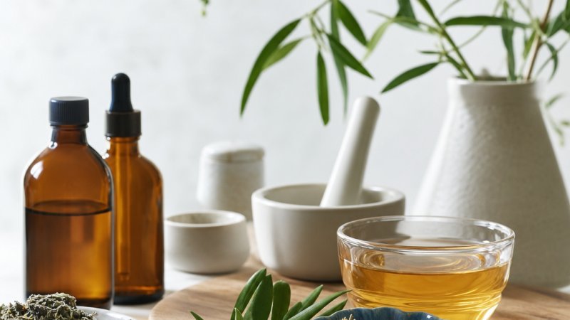 personas disfrutando del ritual del té en terrazas