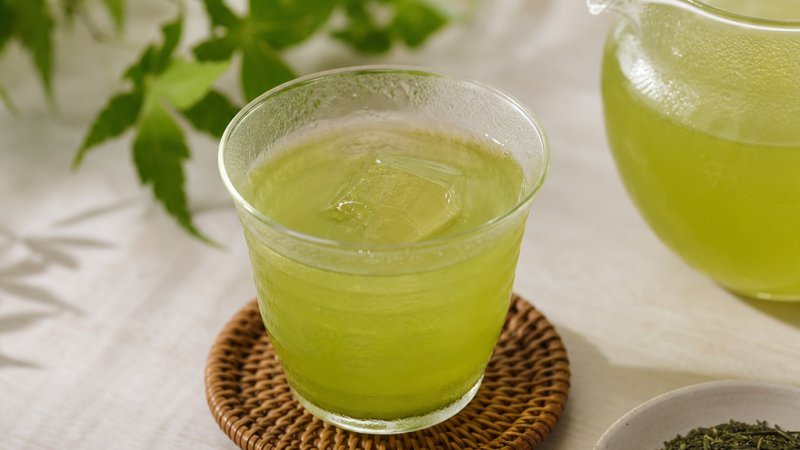 té verde japonés en verano en taza